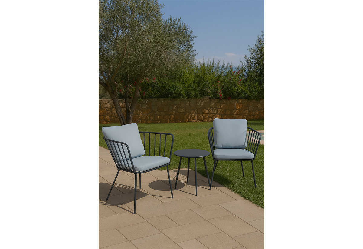 Εδώ απεικονίζεται το τραπέζι τοποθετημένο σε ένα μπαλκόνι.